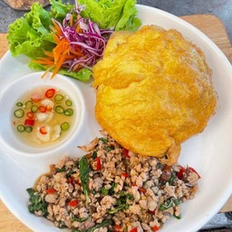 กะเพราหมูสับ+ไข่เจียว
