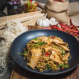 กะพราเส้นบะหมี่ไข่เบคอน