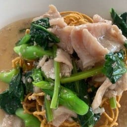 ราดหน้าหมูเส้นหมี่กรอบ