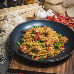 กะเพราเส้นบะหมี่-เนื้อลูกเต๋า