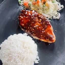 ข้าวหนัาปลาแซลมอนราดซอสกะเพรา