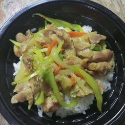 ข้าวราดผัดพริกหยวกไก่นุ่ม