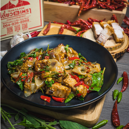 กะเพราเส้นใหญ่-หมูกรอบ