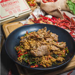 กะเพราเส้นมาม่า-เนื้อน่องลาย