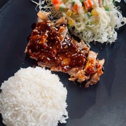 ข้าวเนืื้อย่างราดซอสกะเพรา