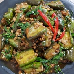 ผัดมะเขือยาว ราดข้าว