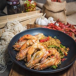กะเพราเส้นบะหมี่ไข่กุ้ง