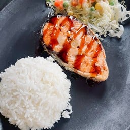 ข้าวหน้าปลาแซลมอนราดซอสเทริยากิ