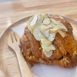 ครัวซองแอลมอนด์