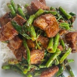 ข้าวผัดพริกแกงหมูกรอบ