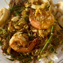 ผัดวุ้นเส้นชะอมไข่กุ้ง-ปลาหมึก