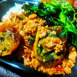 ข้าวกะเพราไข่เยี่ยวม้าหมูสับ