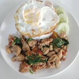 ข้าวกะเพราไก่ ไข่ดาว แสนจะธรรมดา