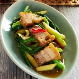 ผัดคะน้าปลาเค็ม หรือหมูกรอบ