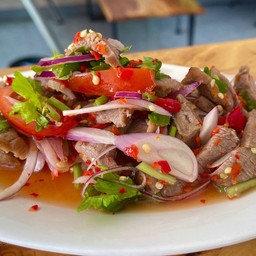 ยำคอหมูย่าง