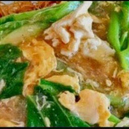 เส้นใหญ่ราดหน้าหมูใส่ไข่ในน้ำ