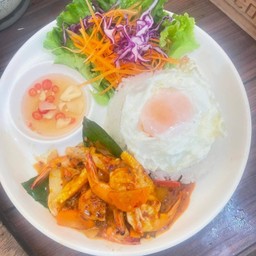 ผัดพริกแกงทะเล+ไข่ดาว