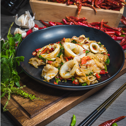 กะเพราเส้นใหญ่-ปลาหมึก