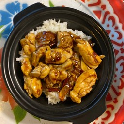 ข้าวไก่คั่วกระเทียมพริกแห้งน้ำมันงา Garlic & Dried Chili Stir-Fried Chicken Rice with Sesame Oil