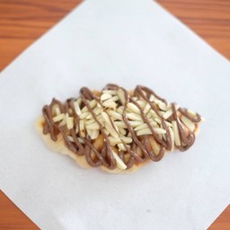 ครอฟเฟิลนูเทลล่าอัลมอนด์