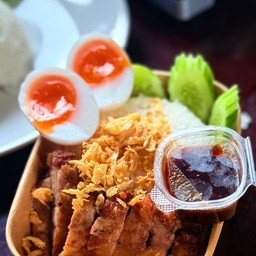 ข้าวสามชั้นทอดกระเทียมกรอบ +ไข่ยางมะตูม
