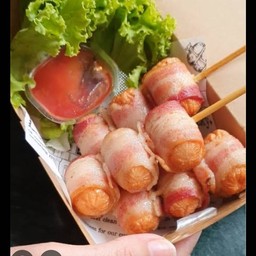 เบคอนพันไส้กรอกทอด