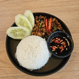 กะเพราหมูสับราดข้าว