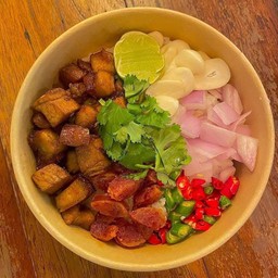 ข้าวขยับหมูซอสน้ำปลา