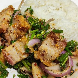 ข้าวยำหมูกรอบแซ่บ