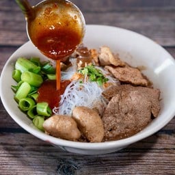 ต่อคิวก๋วยเตี๋ยวหมูน้ำตก