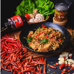 กะเพรามาม่า-หมูกรอบ