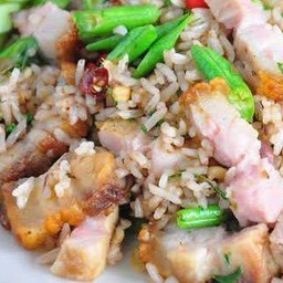ข้าวผัดไข่หมูกรอบ
