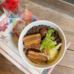 จูเหนียน (ข้าวหน้ารวม หมูสามชั้นตุ๋นซีอิ๊ว + พะโล้หมูสับไต้หวัน)