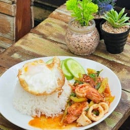 ข้าวกะเพราพริกแห้ง สุดอร่อย  กาแฟโบราณ สาขา 1