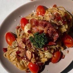 สปาเกตตี้เบคอนผัดพริกแห้ง