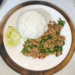 ข้าวกะเพราหมูสับ รสจัดจ้านในย่านนี้