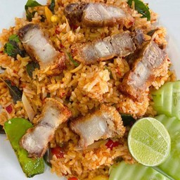 ข้าวผัดต้มยำหมูกรอบ