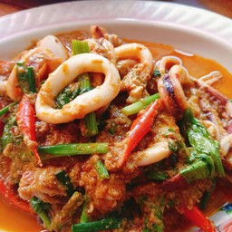 ผัดผงกะหรี่ปลาหมึก (กับข้าว)