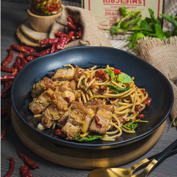 กะเพราสปาเก็ตตี้-หมูกรอบ