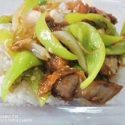 ผัดพริกหยวกหมูกรอบราดข้าว