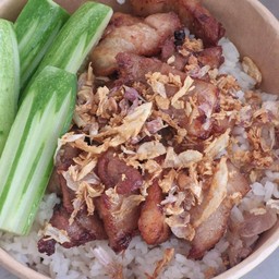 ผัดกระเทียมพริกไท ราดข้าว