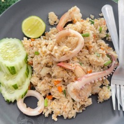 ข้าวผัดรวมหมูหมึกกุ้ง