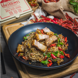 กะเพราเส้นหมี่ขาว-หมูกรอบ