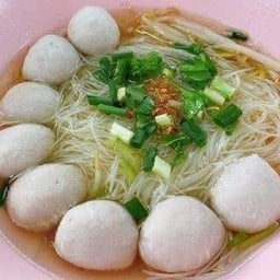 ก๋วยเตี๋ยวลูกชิ้นหมูเเชมป์(น้ำ)