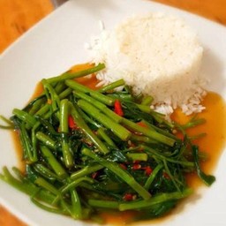 ข้าวราดผัดผักบุ้ง