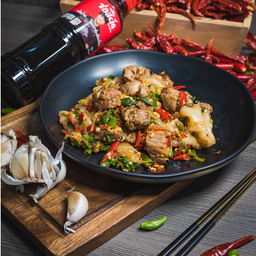 กะเพราเส้นใหญ่-เนื้อลูกเต๋า