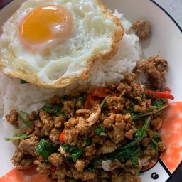 ข้าวราดกะเพราหมูสับ ไข่ดาว