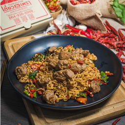 กะเพราเส้นมาม่า-เนื้อลูกเต๋า