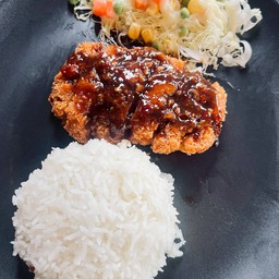 ข้าวหน้าปลาดอลลี่ราดซอสกะเพรา