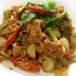 ผัดผงกะหรี่ หมู (กับข้าว)